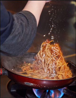 スパゲティの調理シーン